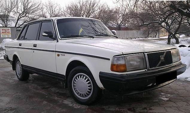 Белый Вольво 240, объемом двигателя 2.3 л и пробегом 280 тыс. км за 2880 $, фото 2 на Automoto.ua