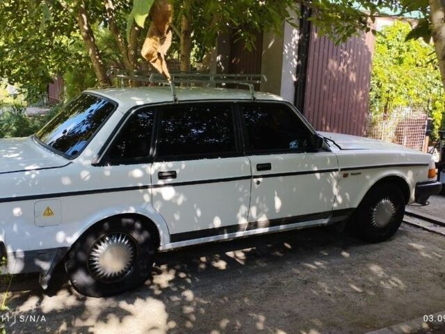 Белый Вольво 240, объемом двигателя 2.3 л и пробегом 280 тыс. км за 2880 $, фото 1 на Automoto.ua