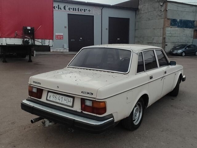 Белый Вольво 240, объемом двигателя 0 л и пробегом 350 тыс. км за 800 $, фото 4 на Automoto.ua