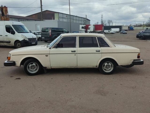 Белый Вольво 240, объемом двигателя 0 л и пробегом 350 тыс. км за 800 $, фото 1 на Automoto.ua