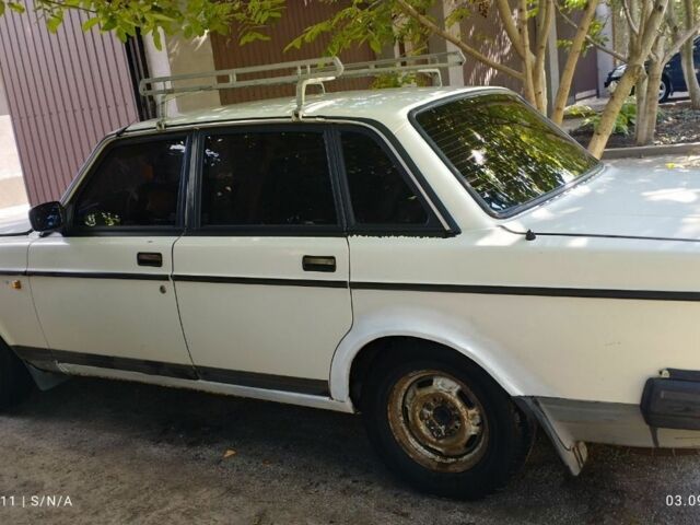 Белый Вольво 240, объемом двигателя 2 л и пробегом 470 тыс. км за 700 $, фото 5 на Automoto.ua