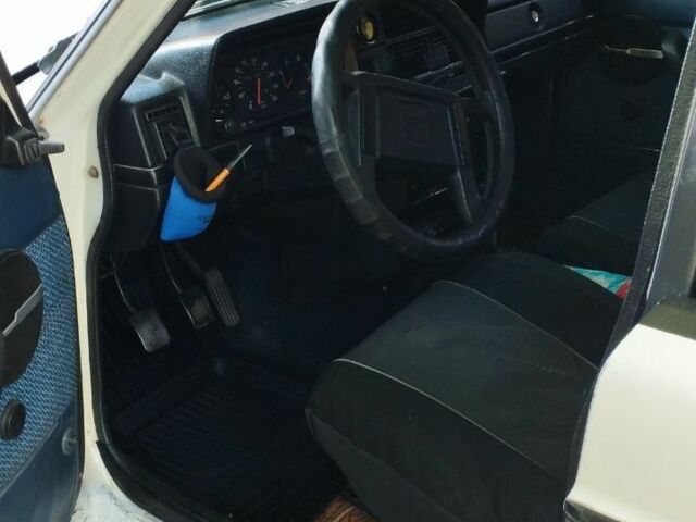 Белый Вольво 240, объемом двигателя 2 л и пробегом 470 тыс. км за 700 $, фото 4 на Automoto.ua