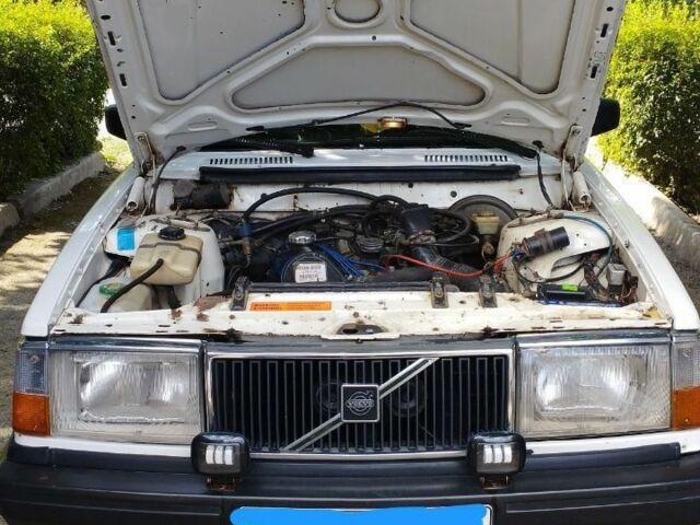 Белый Вольво 240, объемом двигателя 2 л и пробегом 470 тыс. км за 700 $, фото 2 на Automoto.ua