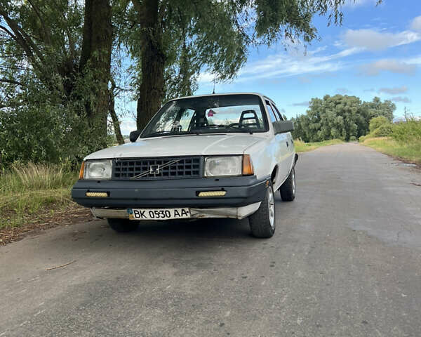 Белый Вольво 340, объемом двигателя 1.7 л и пробегом 329 тыс. км за 613 $, фото 9 на Automoto.ua