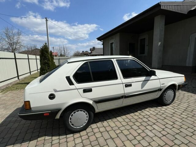 Белый Вольво 340, объемом двигателя 1.6 л и пробегом 235 тыс. км за 2100 $, фото 1 на Automoto.ua