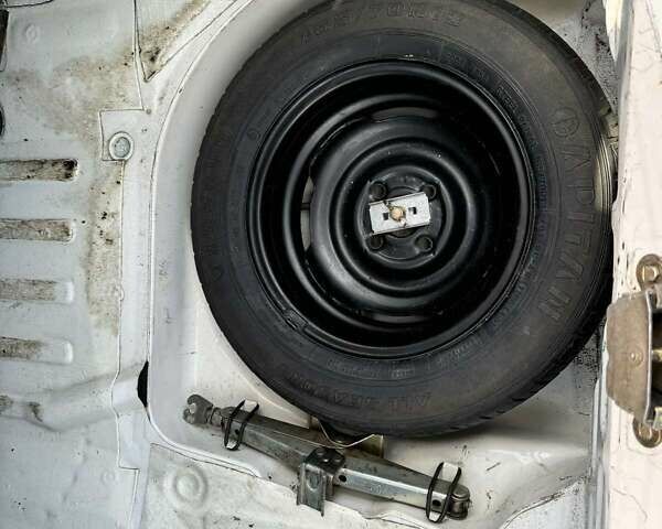 Белый Вольво 340, объемом двигателя 1.6 л и пробегом 231 тыс. км за 2300 $, фото 6 на Automoto.ua