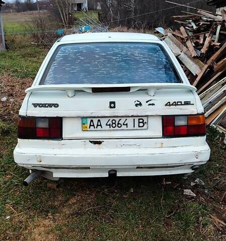 Белый Вольво 440, объемом двигателя 1.7 л и пробегом 395 тыс. км за 352 $, фото 4 на Automoto.ua