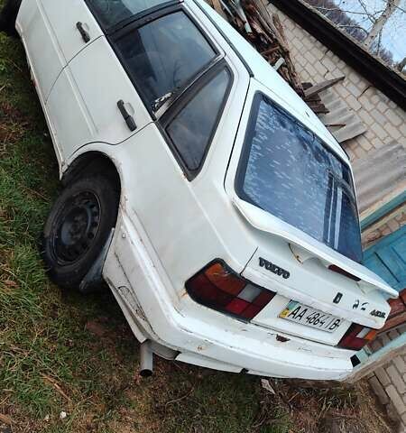 Белый Вольво 440, объемом двигателя 1.7 л и пробегом 395 тыс. км за 352 $, фото 1 на Automoto.ua