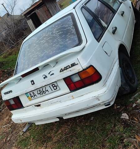 Белый Вольво 440, объемом двигателя 1.7 л и пробегом 395 тыс. км за 352 $, фото 3 на Automoto.ua