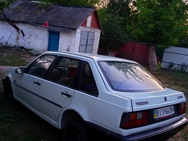 Белый Вольво 440, объемом двигателя 1.7 л и пробегом 100 тыс. км за 1200 $, фото 3 на Automoto.ua