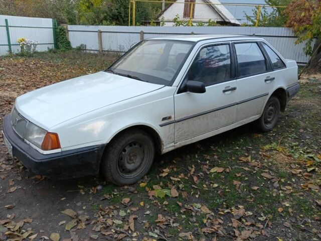 Белый Вольво 440, объемом двигателя 1.7 л и пробегом 250 тыс. км за 983 $, фото 1 на Automoto.ua