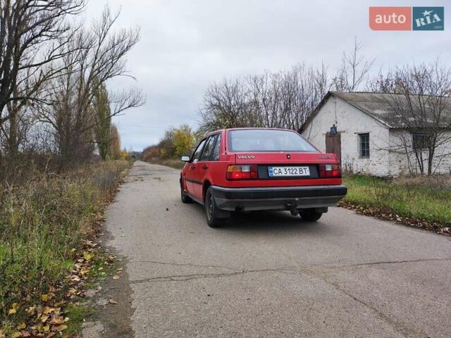 Червоний Вольво 440, об'ємом двигуна 1.72 л та пробігом 100 тис. км за 715 $, фото 3 на Automoto.ua