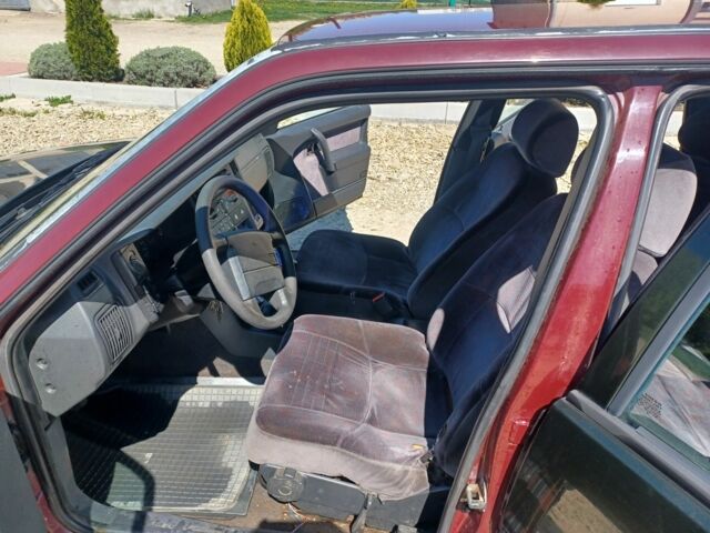 Красный Вольво 440, объемом двигателя 1.8 л и пробегом 263 тыс. км за 600 $, фото 3 на Automoto.ua