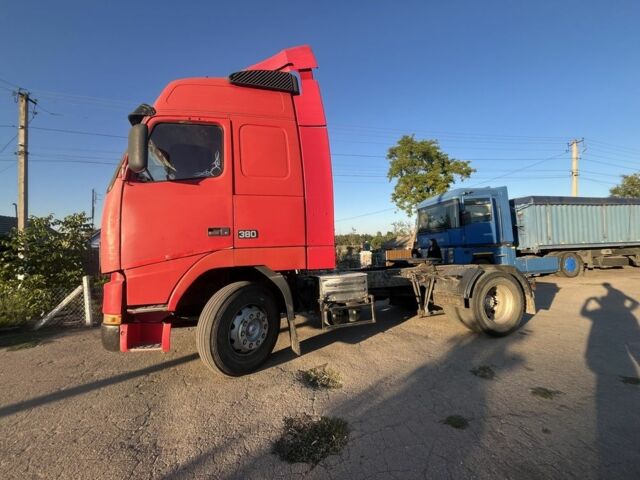 Красный Вольво 440, объемом двигателя 12.1 л и пробегом 999 тыс. км за 3900 $, фото 1 на Automoto.ua