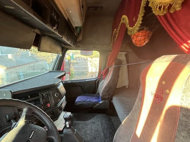 Красный Вольво 440, объемом двигателя 12.1 л и пробегом 999 тыс. км за 3900 $, фото 3 на Automoto.ua