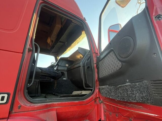 Красный Вольво 440, объемом двигателя 12.1 л и пробегом 999 тыс. км за 3900 $, фото 4 на Automoto.ua