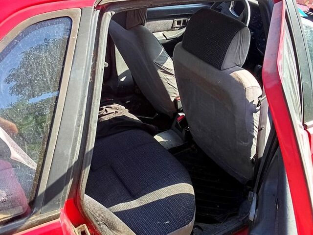 Червоний Вольво 440, об'ємом двигуна 1.7 л та пробігом 200 тис. км за 500 $, фото 2 на Automoto.ua