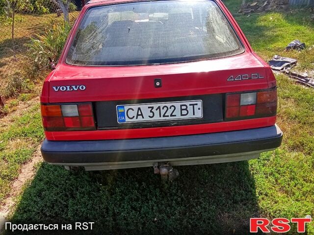 Червоний Вольво 440, об'ємом двигуна 1.7 л та пробігом 200 тис. км за 500 $, фото 3 на Automoto.ua