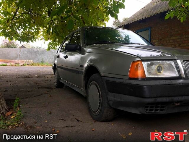 Серый Вольво 440, объемом двигателя 1.7 л и пробегом 442 тыс. км за 1300 $, фото 1 на Automoto.ua