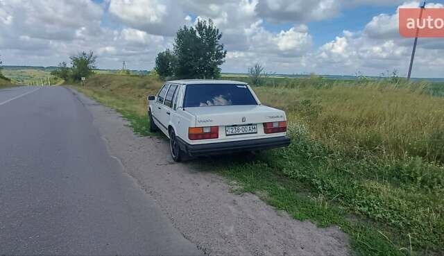 Белый Вольво 740, объемом двигателя 2.3 л и пробегом 100 тыс. км за 1300 $, фото 2 на Automoto.ua