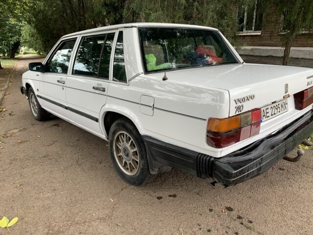 Белый Вольво 740, объемом двигателя 2.4 л и пробегом 355 тыс. км за 1300 $, фото 1 на Automoto.ua