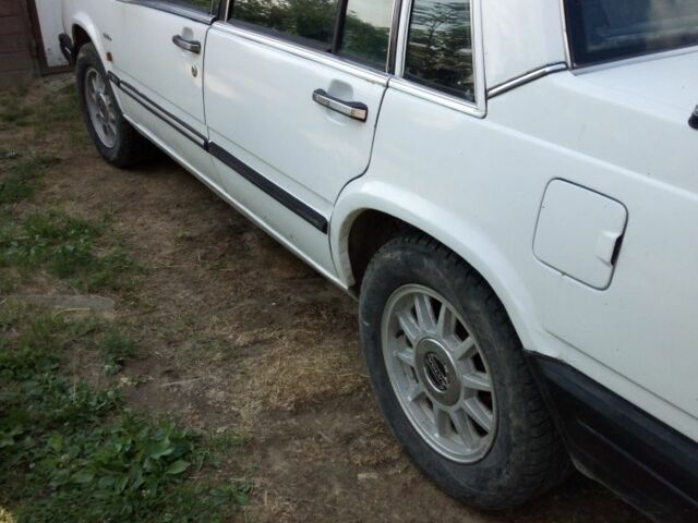 Белый Вольво 740, объемом двигателя 2 л и пробегом 250 тыс. км за 1942 $, фото 1 на Automoto.ua