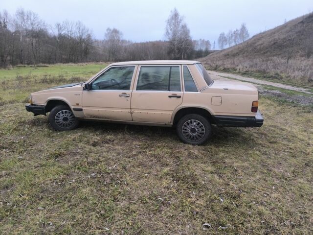 Бежевый Вольво 740, объемом двигателя 0 л и пробегом 400 тыс. км за 700 $, фото 3 на Automoto.ua