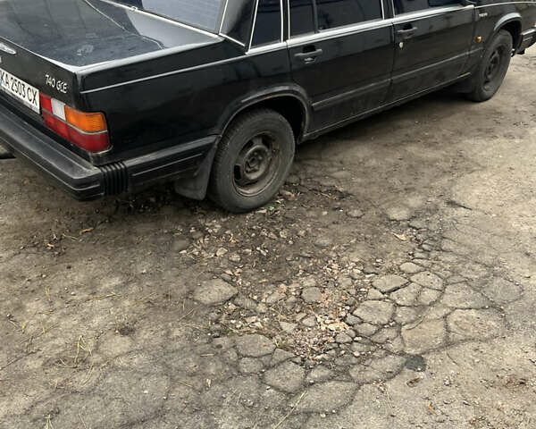 Черный Вольво 740, объемом двигателя 2.32 л и пробегом 250 тыс. км за 800 $, фото 1 на Automoto.ua