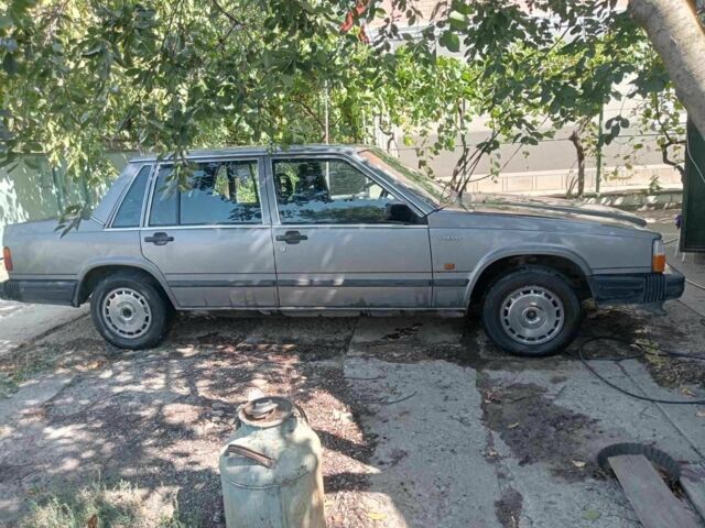 Серый Вольво 740, объемом двигателя 2.3 л и пробегом 100 тыс. км за 1100 $, фото 1 на Automoto.ua
