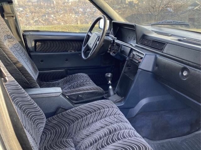 Серый Вольво 740, объемом двигателя 2.4 л и пробегом 360 тыс. км за 1500 $, фото 4 на Automoto.ua