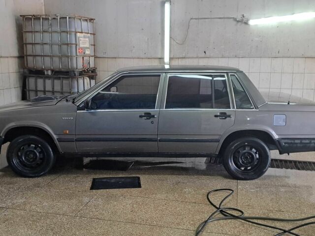 Сірий Вольво 740, об'ємом двигуна 2.3 л та пробігом 300 тис. км за 1105 $, фото 2 на Automoto.ua