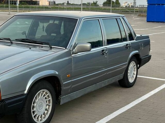 Серый Вольво 740, объемом двигателя 2.3 л и пробегом 300 тыс. км за 2200 $, фото 1 на Automoto.ua
