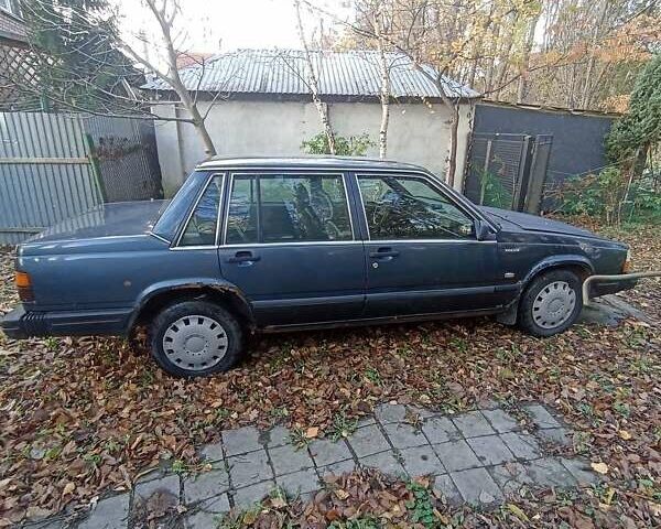 Синий Вольво 740, объемом двигателя 2.3 л и пробегом 630 тыс. км за 950 $, фото 1 на Automoto.ua
