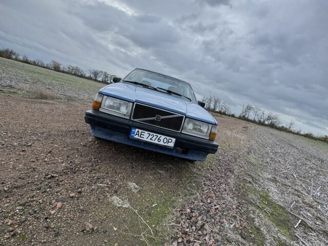 Синий Вольво 740, объемом двигателя 2 л и пробегом 350 тыс. км за 1350 $, фото 1 на Automoto.ua