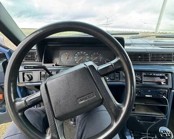 Синий Вольво 740, объемом двигателя 2 л и пробегом 350 тыс. км за 1350 $, фото 5 на Automoto.ua