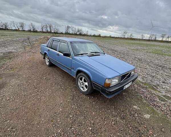 Синий Вольво 740, объемом двигателя 2 л и пробегом 350 тыс. км за 1350 $, фото 1 на Automoto.ua