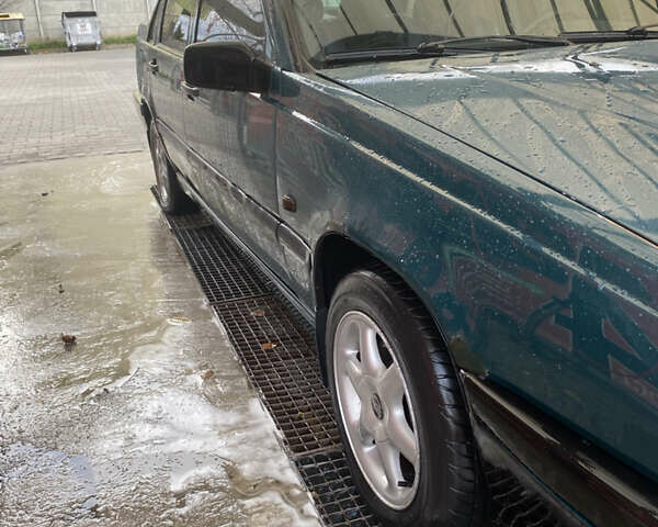 Зеленый Вольво 850, объемом двигателя 2.44 л и пробегом 380 тыс. км за 1700 $, фото 1 на Automoto.ua