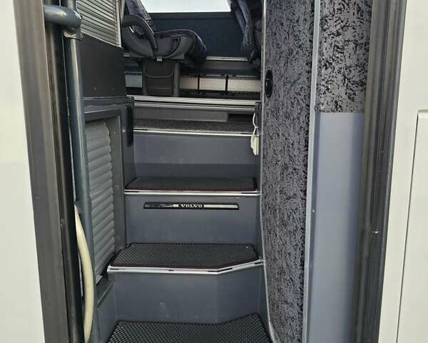 Белый Вольво Б12, объемом двигателя 12 л и пробегом 140 тыс. км за 69500 $, фото 24 на Automoto.ua