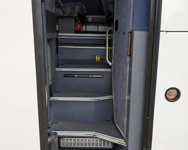Белый Вольво Б12, объемом двигателя 12.1 л и пробегом 100 тыс. км за 76000 $, фото 6 на Automoto.ua
