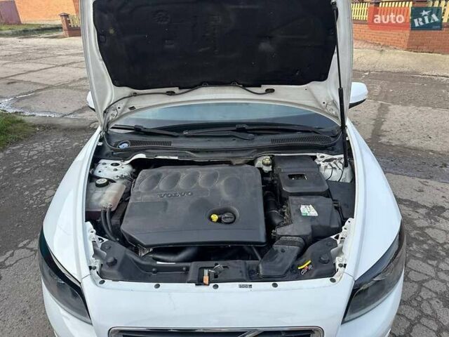 Белый Вольво Ц30, объемом двигателя 1.98 л и пробегом 196 тыс. км за 7600 $, фото 67 на Automoto.ua