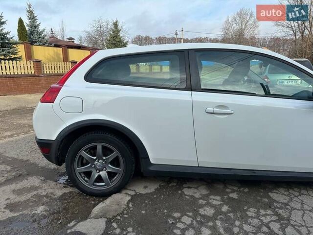 Белый Вольво Ц30, объемом двигателя 1.98 л и пробегом 196 тыс. км за 7600 $, фото 7 на Automoto.ua