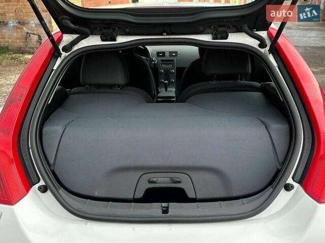 Белый Вольво Ц30, объемом двигателя 1.98 л и пробегом 196 тыс. км за 7600 $, фото 25 на Automoto.ua