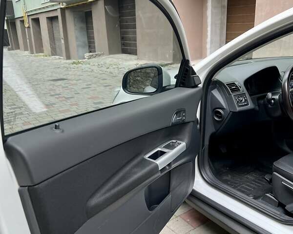 Белый Вольво Ц30, объемом двигателя 1.56 л и пробегом 272 тыс. км за 9292 $, фото 44 на Automoto.ua