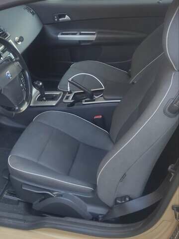 Бежевый Вольво Ц30, объемом двигателя 2.4 л и пробегом 277 тыс. км за 7100 $, фото 6 на Automoto.ua