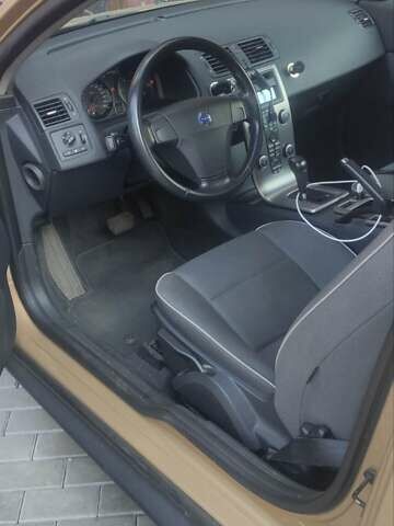 Бежевый Вольво Ц30, объемом двигателя 2.4 л и пробегом 277 тыс. км за 7100 $, фото 1 на Automoto.ua