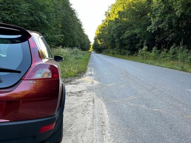 Красный Вольво Ц30, объемом двигателя 2.4 л и пробегом 220 тыс. км за 6500 $, фото 4 на Automoto.ua