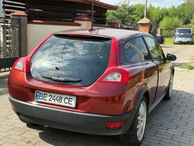 Красный Вольво Ц30, объемом двигателя 1.8 л и пробегом 320 тыс. км за 3900 $, фото 5 на Automoto.ua
