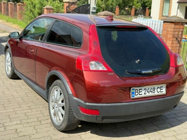 Красный Вольво Ц30, объемом двигателя 1.8 л и пробегом 320 тыс. км за 3900 $, фото 2 на Automoto.ua
