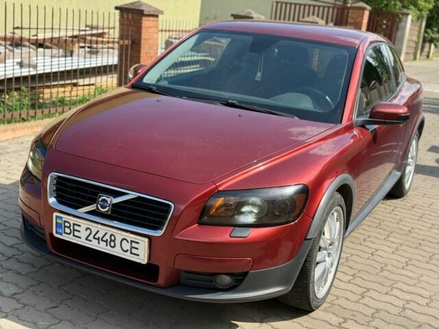 Красный Вольво Ц30, объемом двигателя 1.8 л и пробегом 320 тыс. км за 3900 $, фото 1 на Automoto.ua