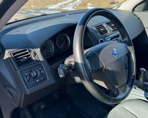 Серый Вольво Ц30, объемом двигателя 1.8 л и пробегом 230 тыс. км за 5000 $, фото 7 на Automoto.ua